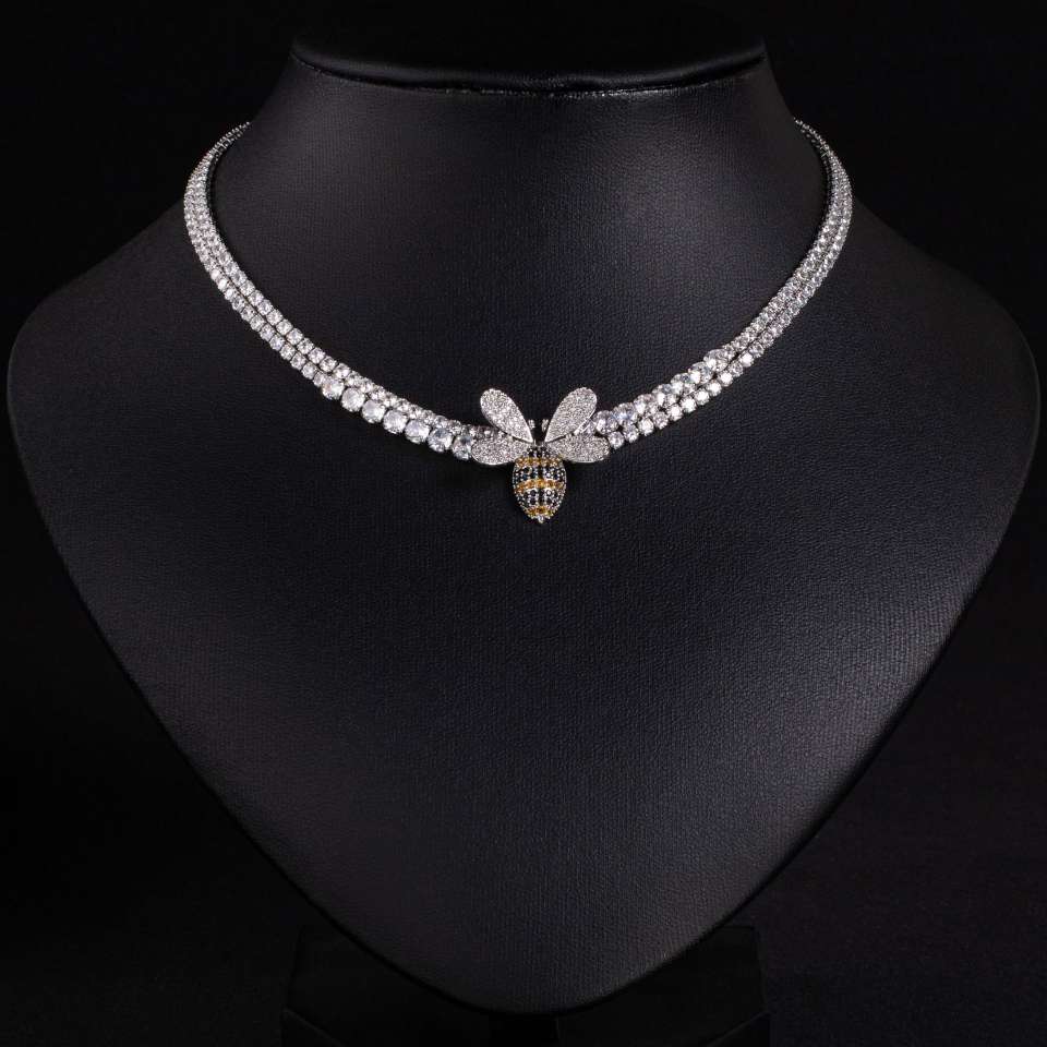 Real gold electroplated light luxury necklace, bee niche accessory, women's summer European and American necklace, versatile, 18K gold collarbone chain detail image 2