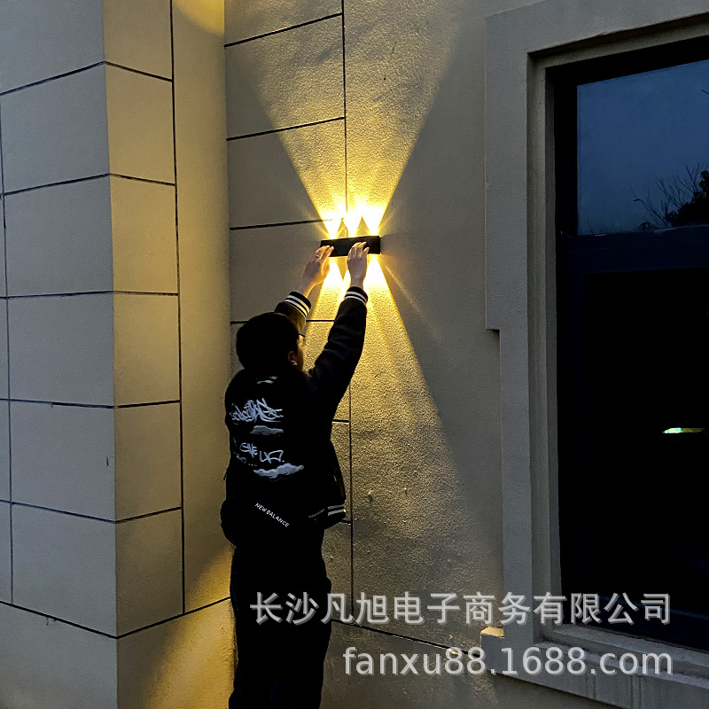 Solar-powered outdoor aluminum alloy wall lamps, courtyard lamps, garden lamps, lighting lamps, balcony wall-washing super-bright high-power spotlights Application Scenario