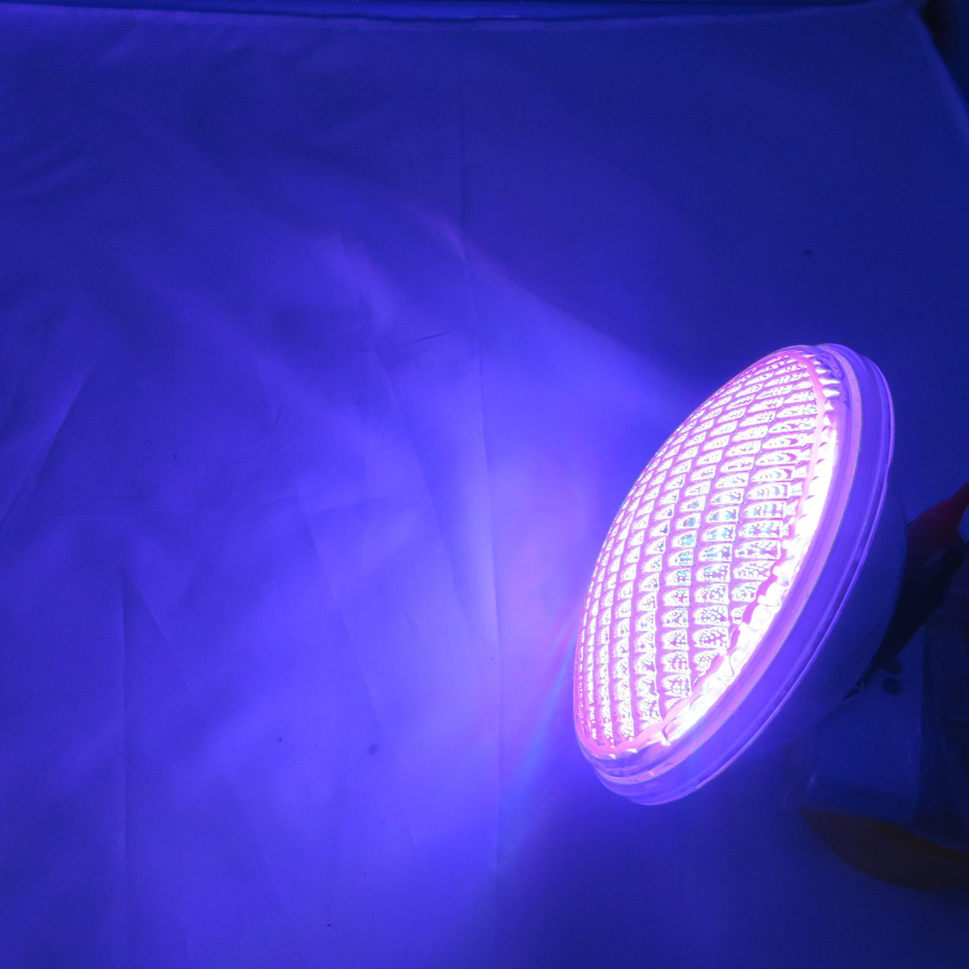 Manufacturer wholesale PAR56-PC-40W-RGB pool lights with pre-embedded parts installed under the glue Application Scenario