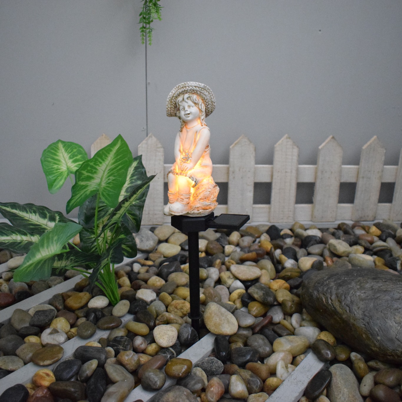 Solar-powered outdoor garden lamp handicrafts, floor-inserted resin angel-shaped statue, garden European-style landscape decorative lamp details Picture