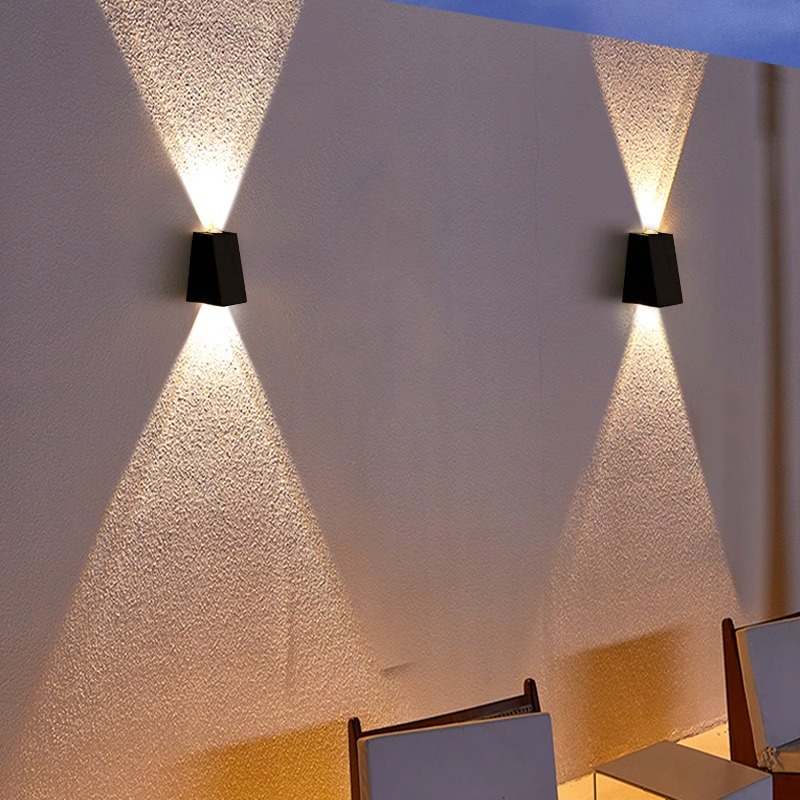 Solar-powered outdoor wall lamps, courtyard landscape decorative lamps, villa balcony, garden, fence, outdoor waterproof wall-washing lamps Application Scenario