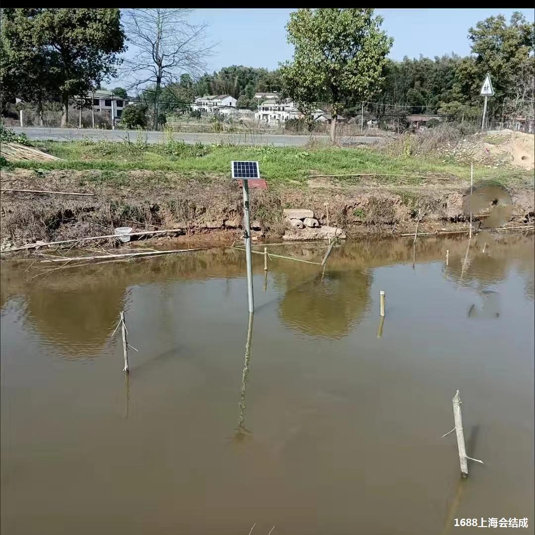 Water insect trap lamp, night-time solar fish pond insect trap lamp, fish farming lamp, fish pond insect trap lamp Application Scenario