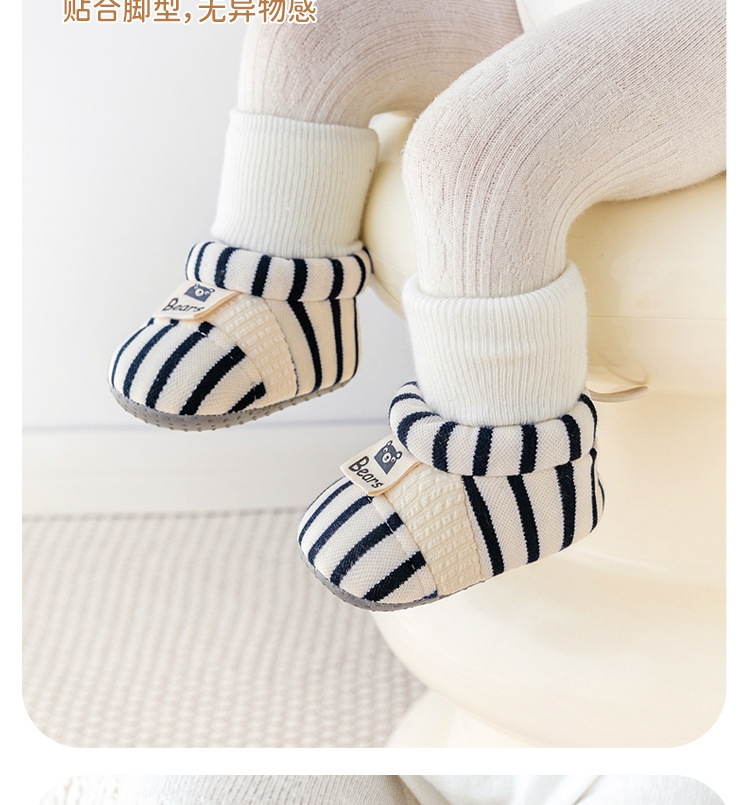 For infants and toddlers in winter, add fleece shoes before walking. For boys and girls aged 0-1, add thick soft-soled anti-slip high socks. Baby shoes detail image 6