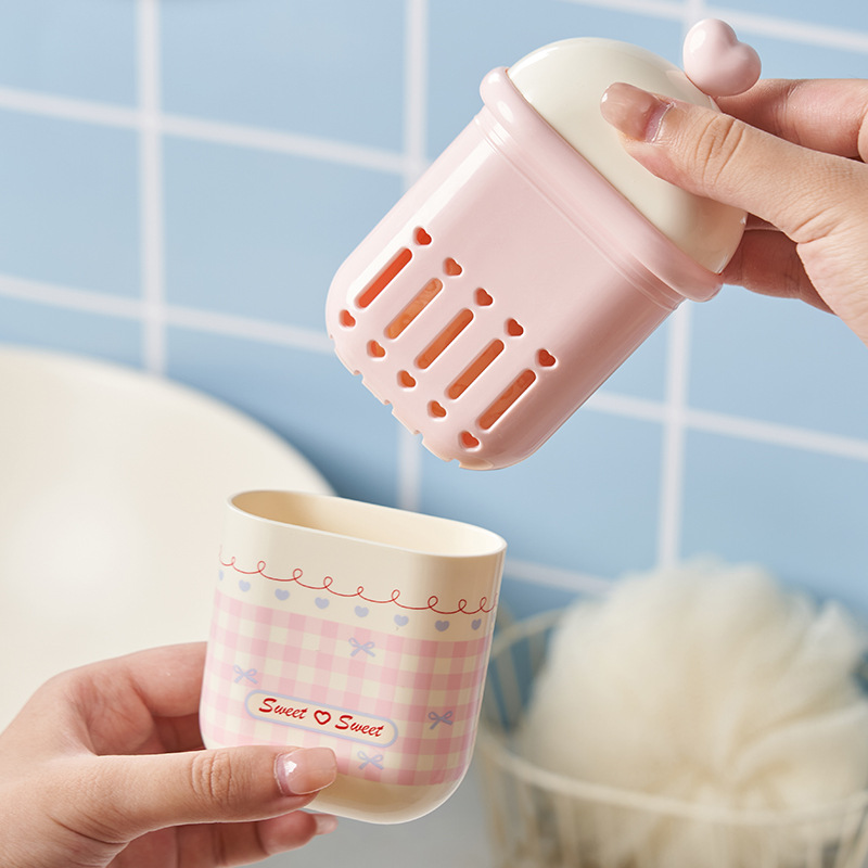 S137-1063 Portable mini soap box for travel, draining with lid, sealed soap box Application Scenario