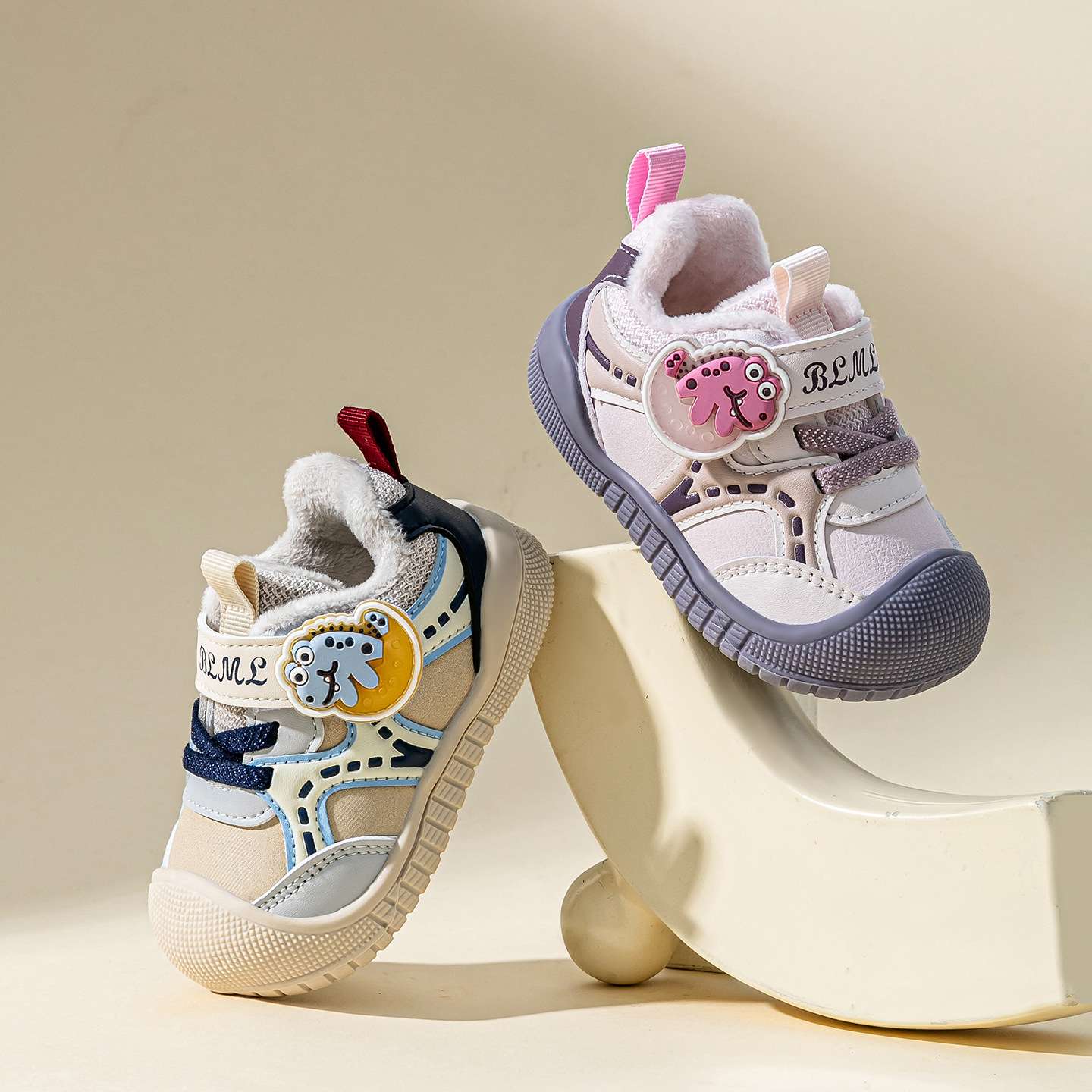 Bramile's new winter cartoon walking shoes for girls, thin fleece for boys, soft-soled and anti-slip baby shoes made of cotton detail image 2