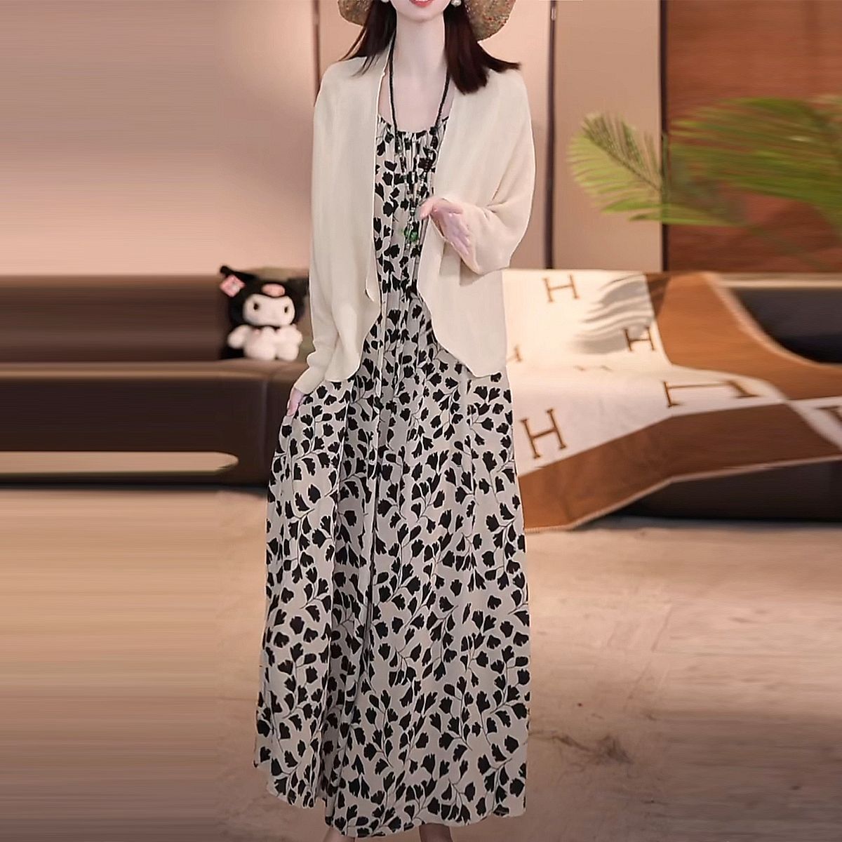 A Thick And Warm Winter Cotton-Padded Jacket For Middle-Aged And Elderly Women, A Casual Korean-Style Loose Mid-Length Winter Coat For Women Item Picture