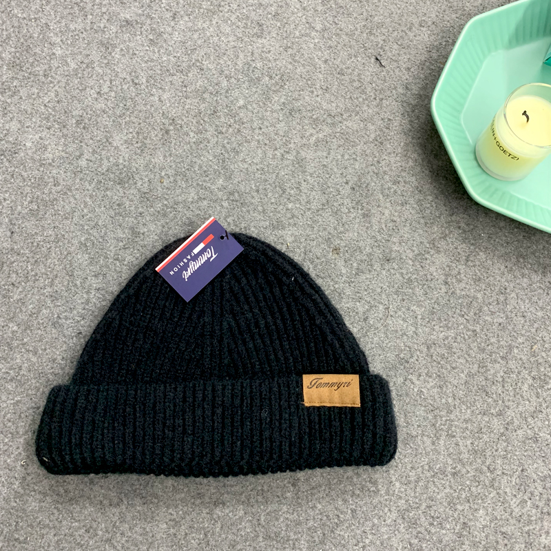 Autumn and winter Klein Blue knitted checkered hat and scarf 2-piece set, Japanese, European and Korean style warm and fashionable candy color versatile set Application Scenario