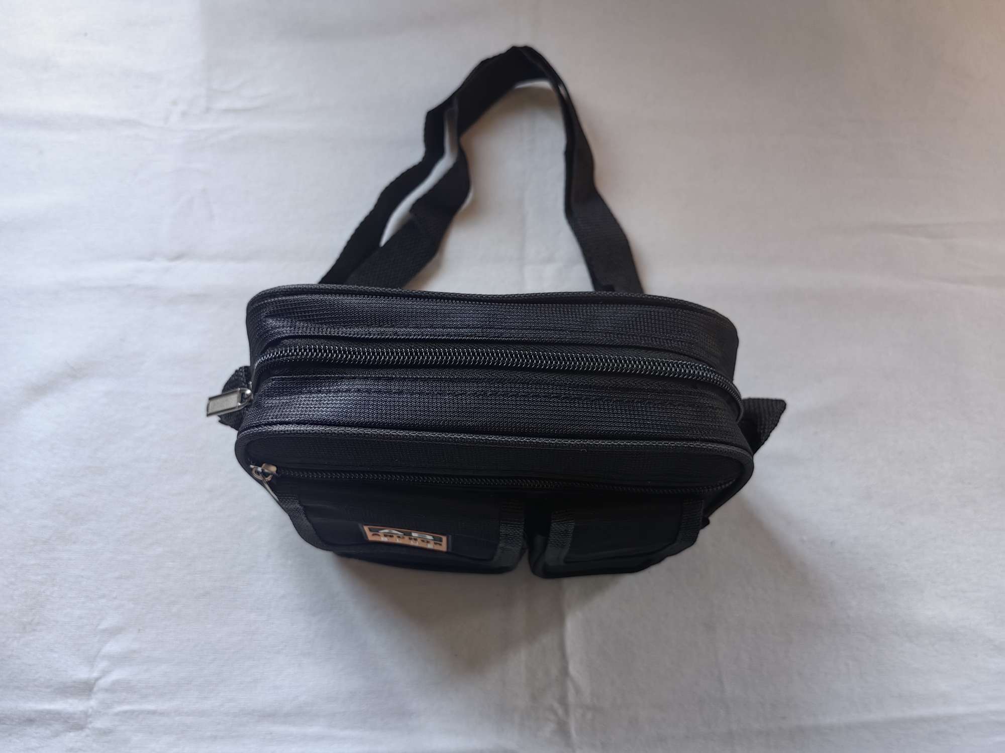 In 2025, the manufacturer offers wholesale and retail of men's and women's single-shoulder multi-functional crossbody bags, casual and fashionable mobile phone bags, priced at 6-12 yuan detail image 4