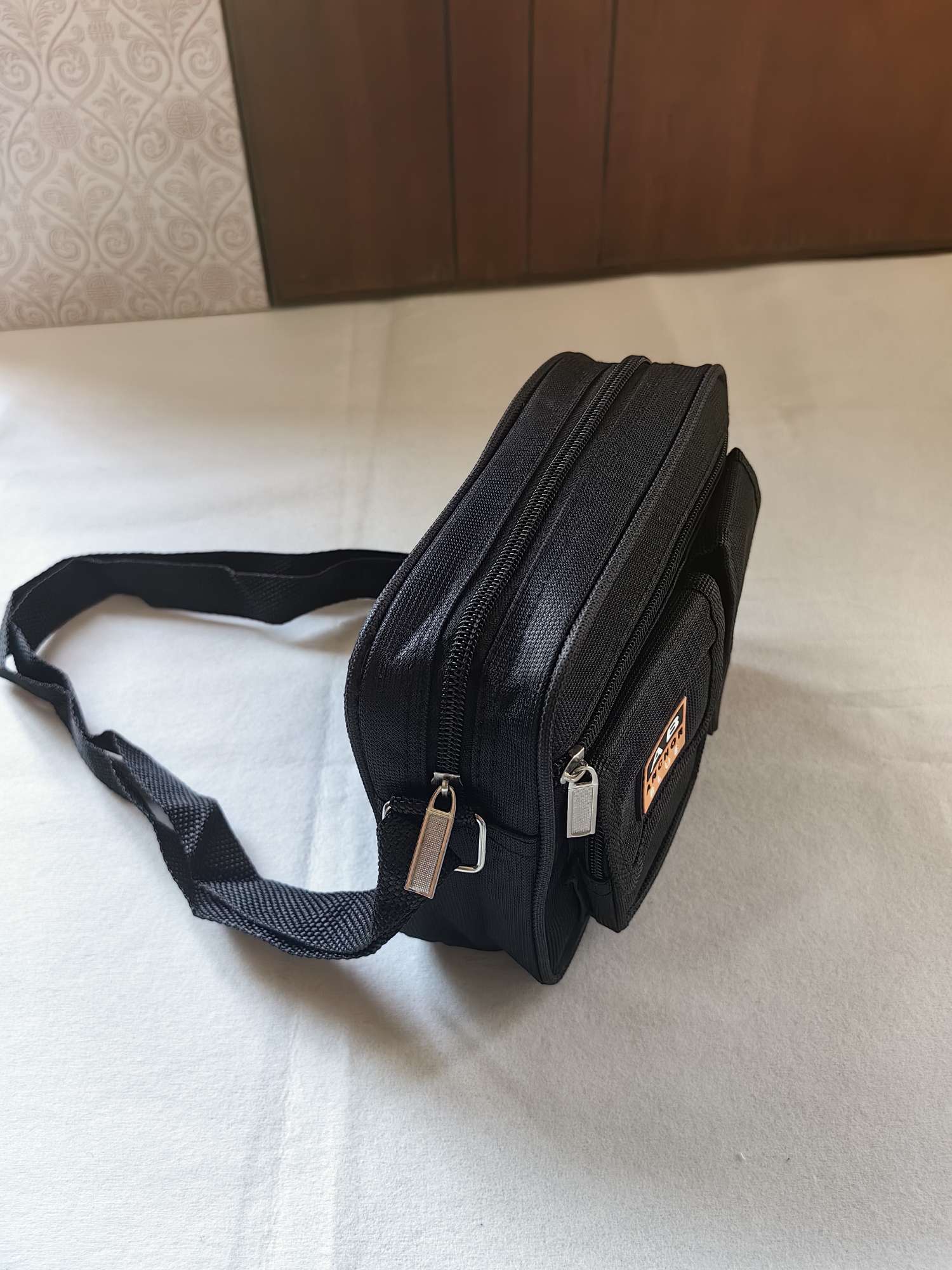In 2025, the manufacturer offers wholesale and retail of men's and women's single-shoulder multi-functional crossbody bags, casual and fashionable mobile phone bags, priced at 6-12 yuan detail image 3
