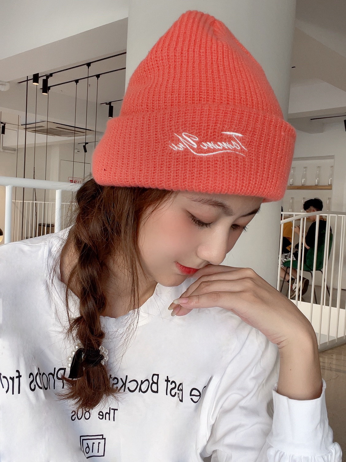 This two-piece set of trendy hat and scarf with a neck is fashionable, warm, elegant and versatile. The knitted woolen hat is a must-have for winter trends Application Scenario