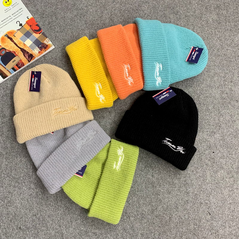 This two-piece set of trendy hat and scarf with a neck is fashionable, warm, elegant and versatile. The knitted woolen hat is a must-have for winter trends Specification drawing