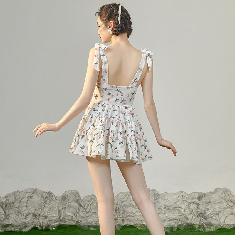 A High-End, Stunning One-Piece Swimsuit That Conceals The Body And Slimmers The Figure. A Floral Hot Spring Swimsuit For Women details Picture