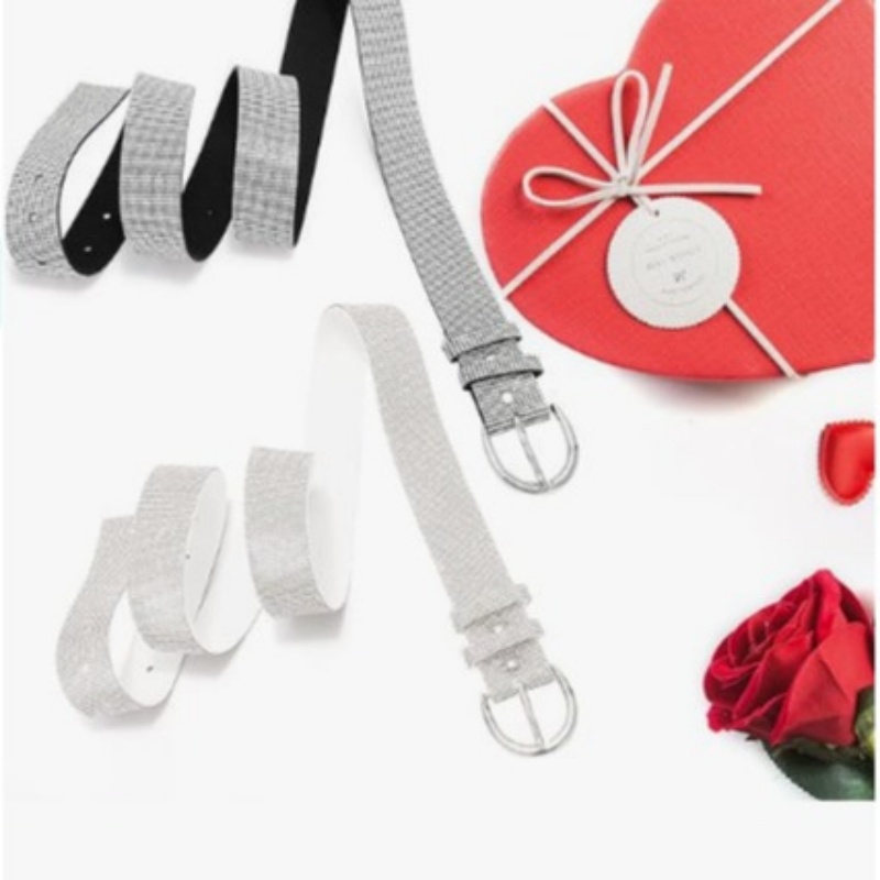 A full water diamond belt for ladies with diamonds is fashionable and versatile. The all-diamond and diamond-encrusted belt decoration pairs well with skirts and jeans for trendy ins full figure