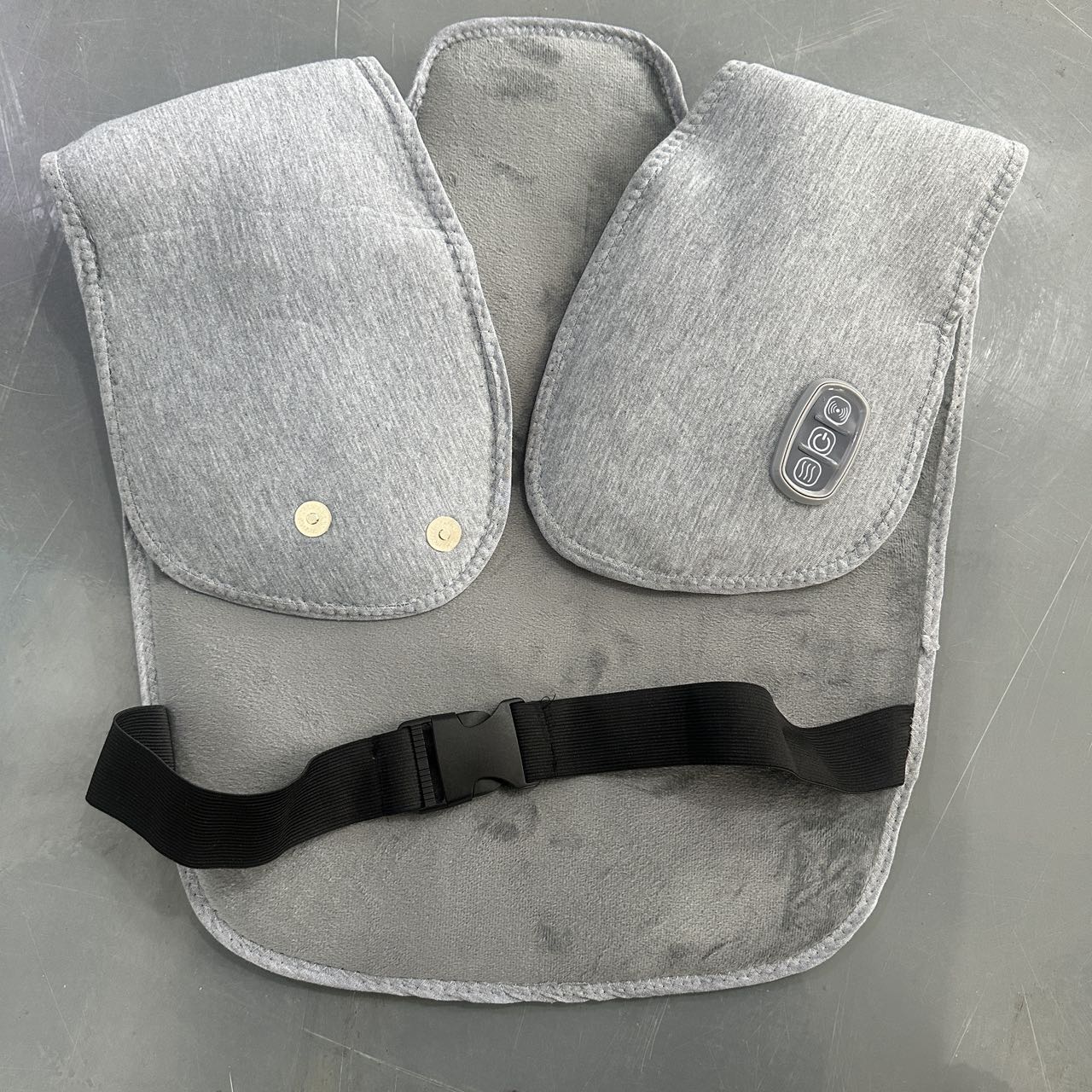 The physiotherapy vest is draped over the shoulders Application Scenario