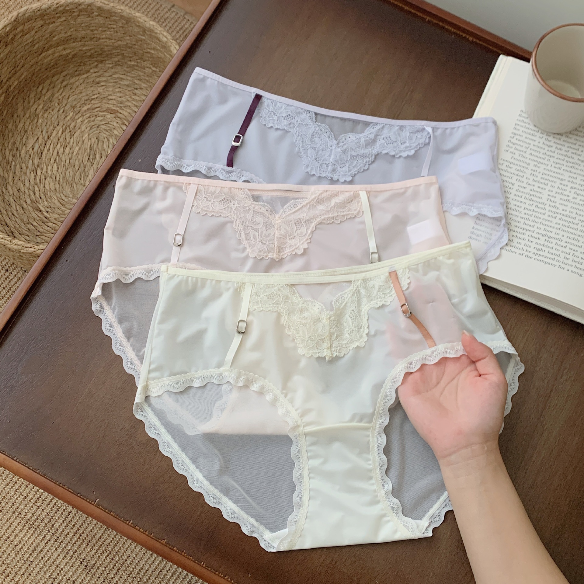 The 2025 new style of pure desire French contrasting color lace fringed underwear for girls, cotton breathable base and women's triangle pants