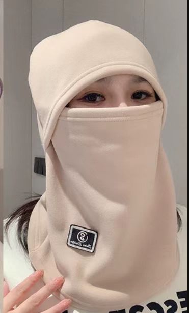 This all-in-one face mask for warmth, sun protection and dust prevention in autumn and winter offers a three-in-one neck protection Application Scenario