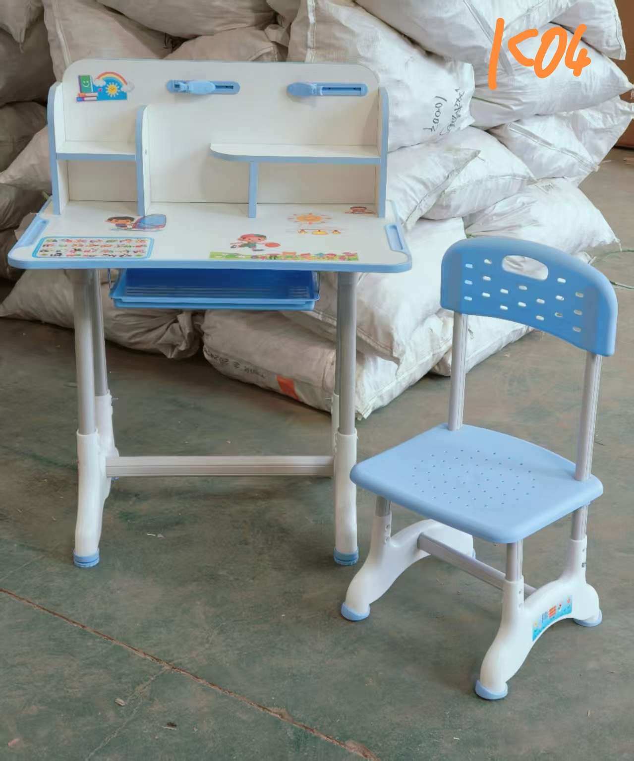 办公文化教学模型器材学校课桌椅多功能组合卧室儿童蓝色粉色双层课桌椅幼儿桌坐姿矫正椅子产品图