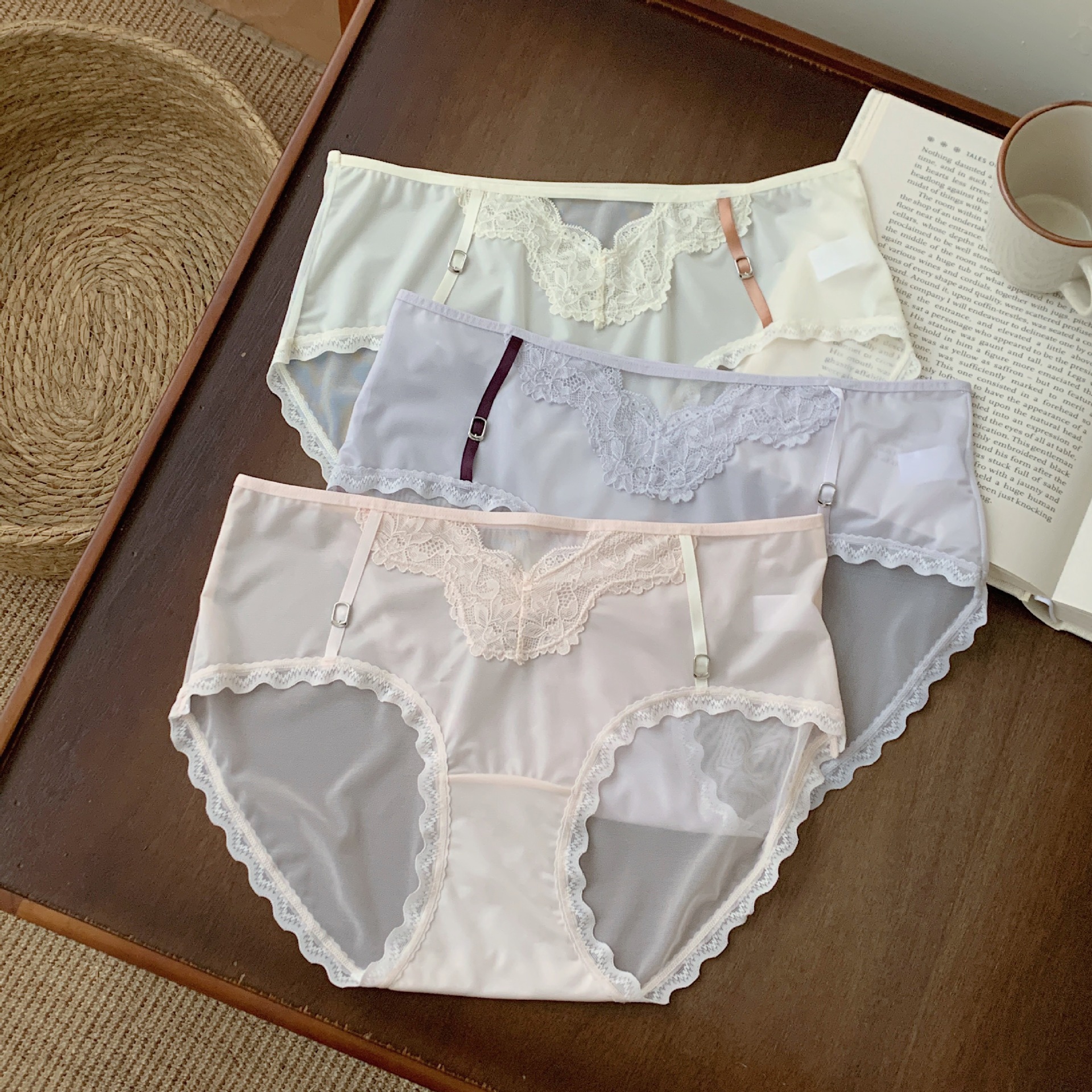The 2025 new style of pure desire French contrasting color lace fringed underwear for girls, cotton breathable base and women's triangle pants details Picture