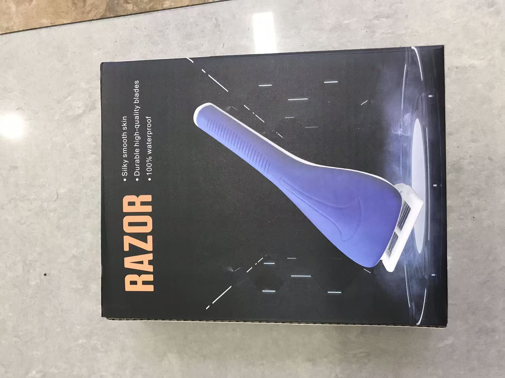 跨境热销新款喷水剃须刀刀片锋利刮胡刀剃须干净喷水刮胡子一体