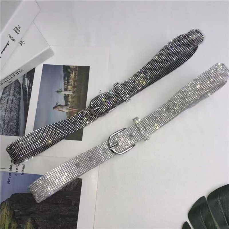 A full water diamond belt for ladies with diamonds is fashionable and versatile. The all-diamond and diamond-encrusted belt decoration pairs well with skirts and jeans for trendy ins details Picture