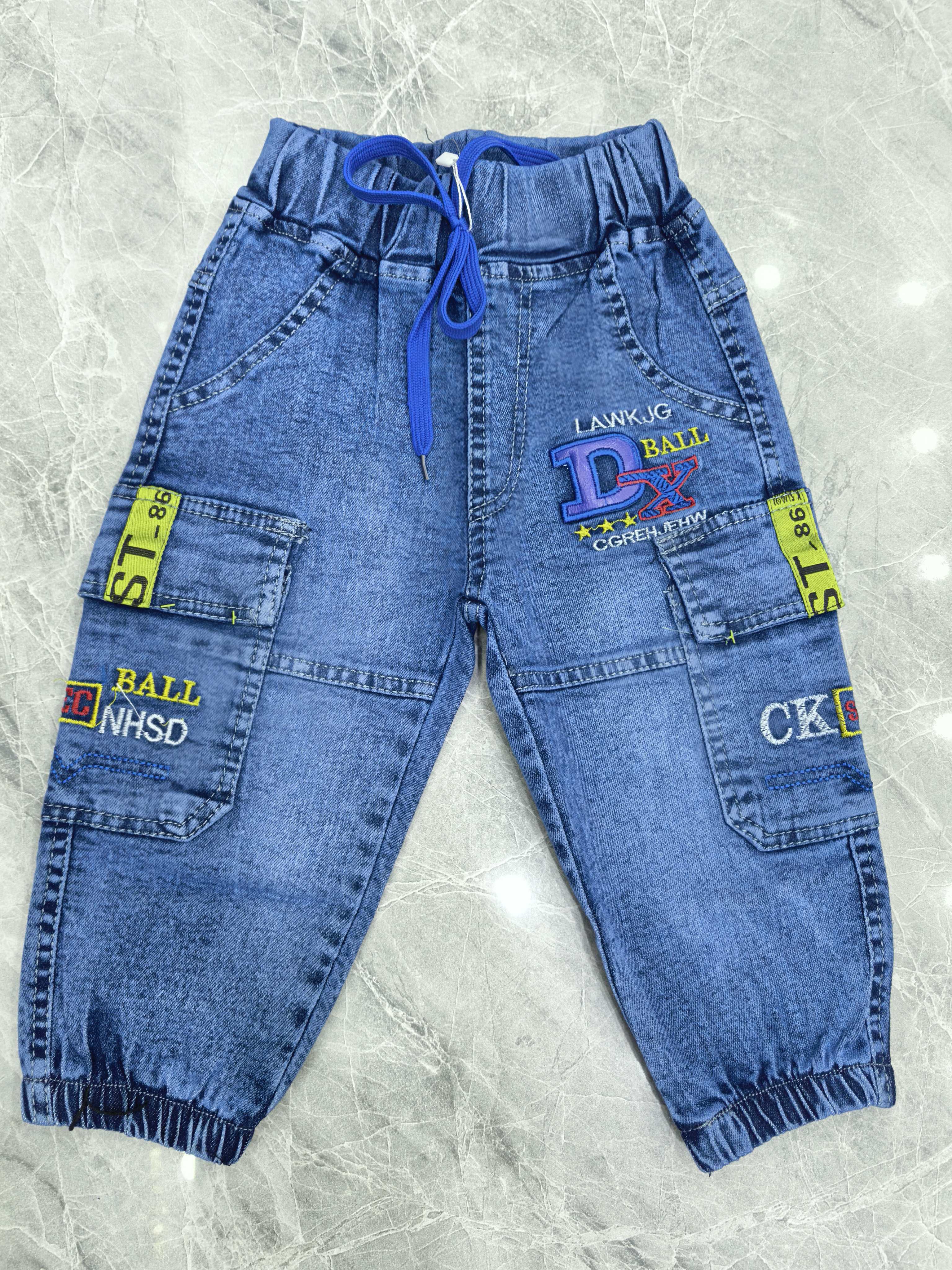 儿童牛仔裤实物图