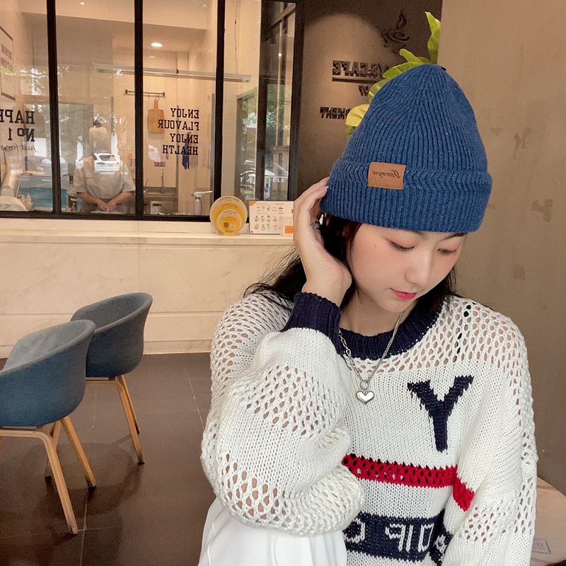 A retro and versatile knitted cap for women in autumn and winter, a labeled woolen cap for warmth and ear protection full figure