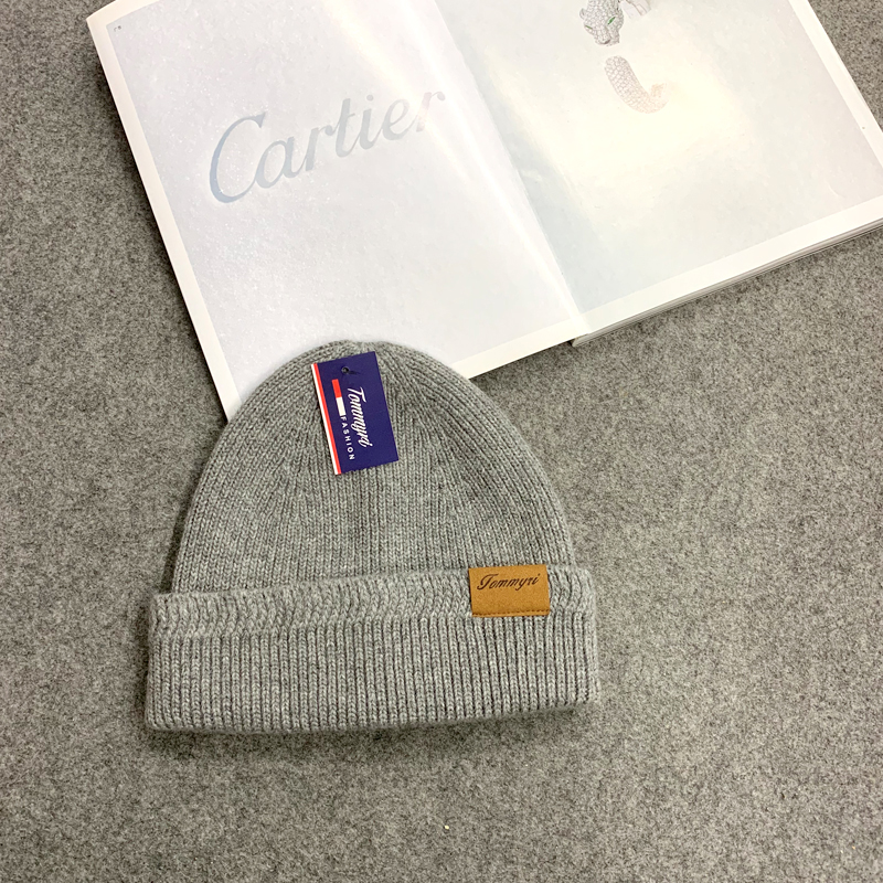 A retro and versatile knitted cap for women in autumn and winter, a labeled woolen cap for warmth and ear protection Application Scenario