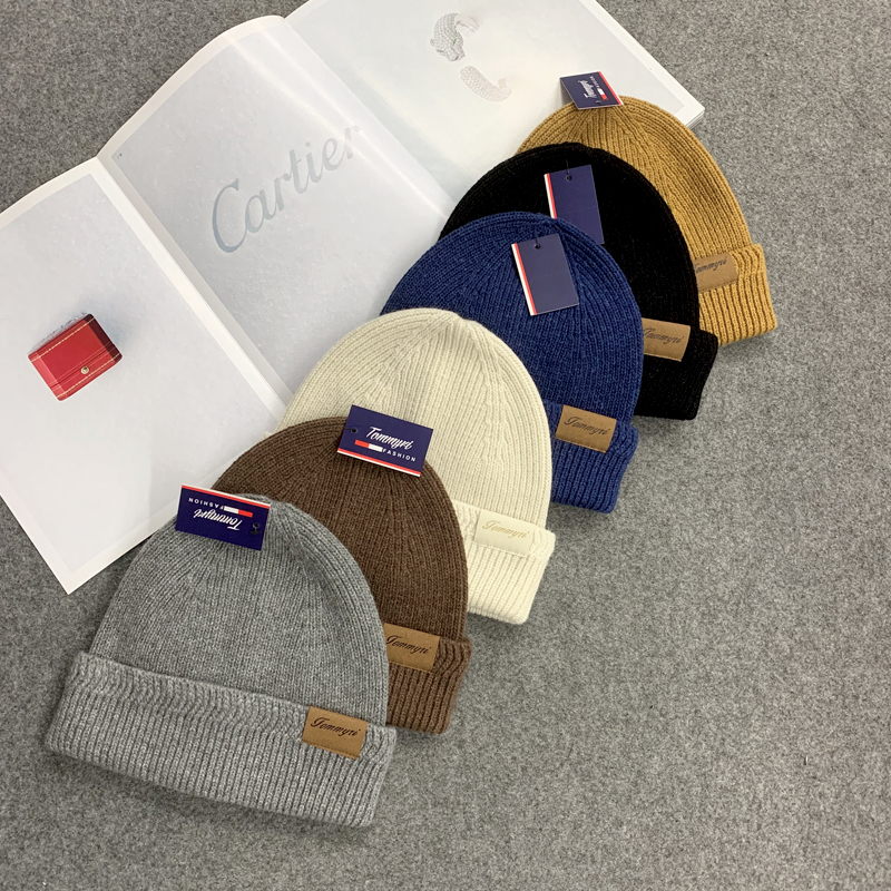 A retro and versatile knitted cap for women in autumn and winter, a labeled woolen cap for warmth and ear protection details Picture