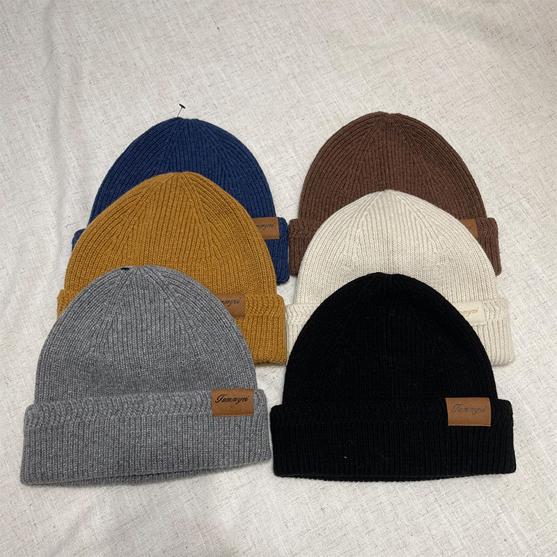 A retro and versatile knitted cap for women in autumn and winter, a labeled woolen cap for warmth and ear protection Item Picture