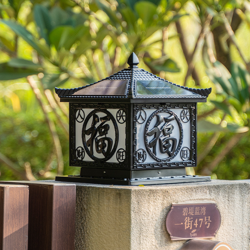 New outdoor solar column head lamp, waterproof outdoor column, fence, villa garden gate, household courtyard lamp Application Scenario