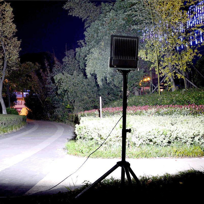 le Mobile work light, night construction light, stand, floor spotlight, outdoor tripod lighting, plug-in searchlight d full figure