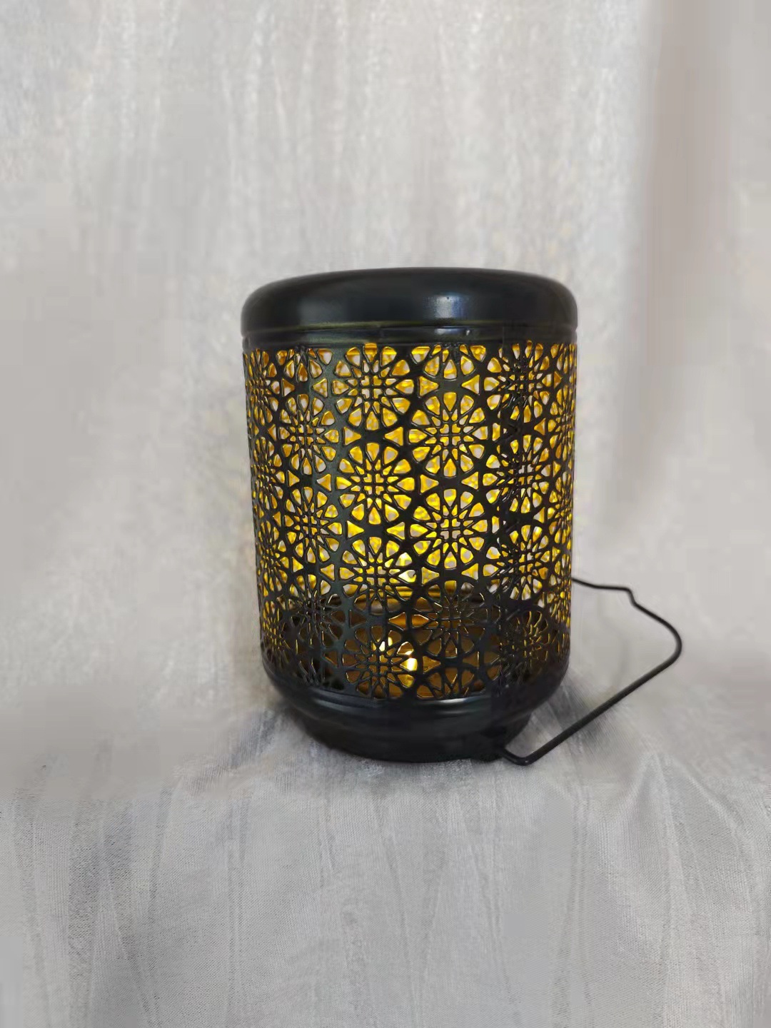 Solar-powered garden lights, outdoor viewing projection lights, garden projection lights, patterned ironwork hollowed-out cross-border lawn lights details Picture