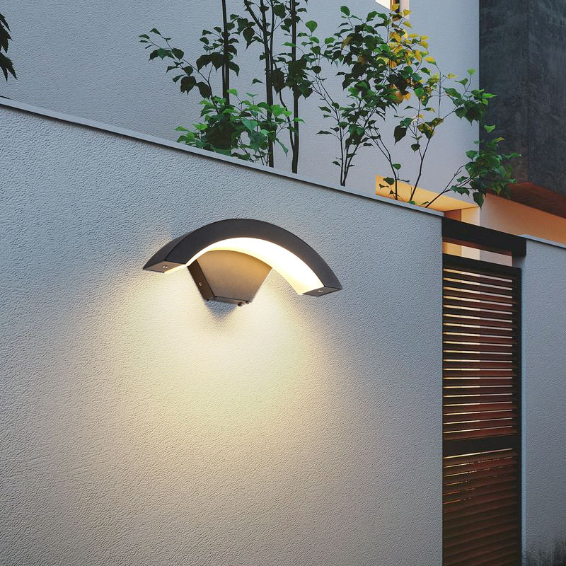 Outdoor waterproof human body infrared sensor wall lamp, simple and creative courtyard, moon-shaped wall lamp at the entrance of the outdoor balcony Specification drawing