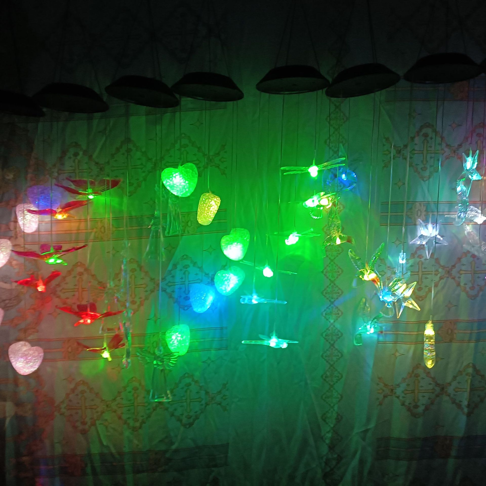 Hot-selling solar wind chime lights, waterproof garden decorative lights, outdoor courtyard landscape lights, hummingbird wind chime landscape lights Application Scenario