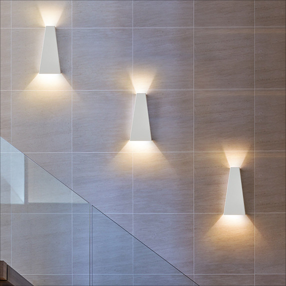 Outdoor wall lamp, Southeast Asian foreign trade hotel background wall, a beam of light wall lamp that emits light up and down, solar wall lamp Specification drawing