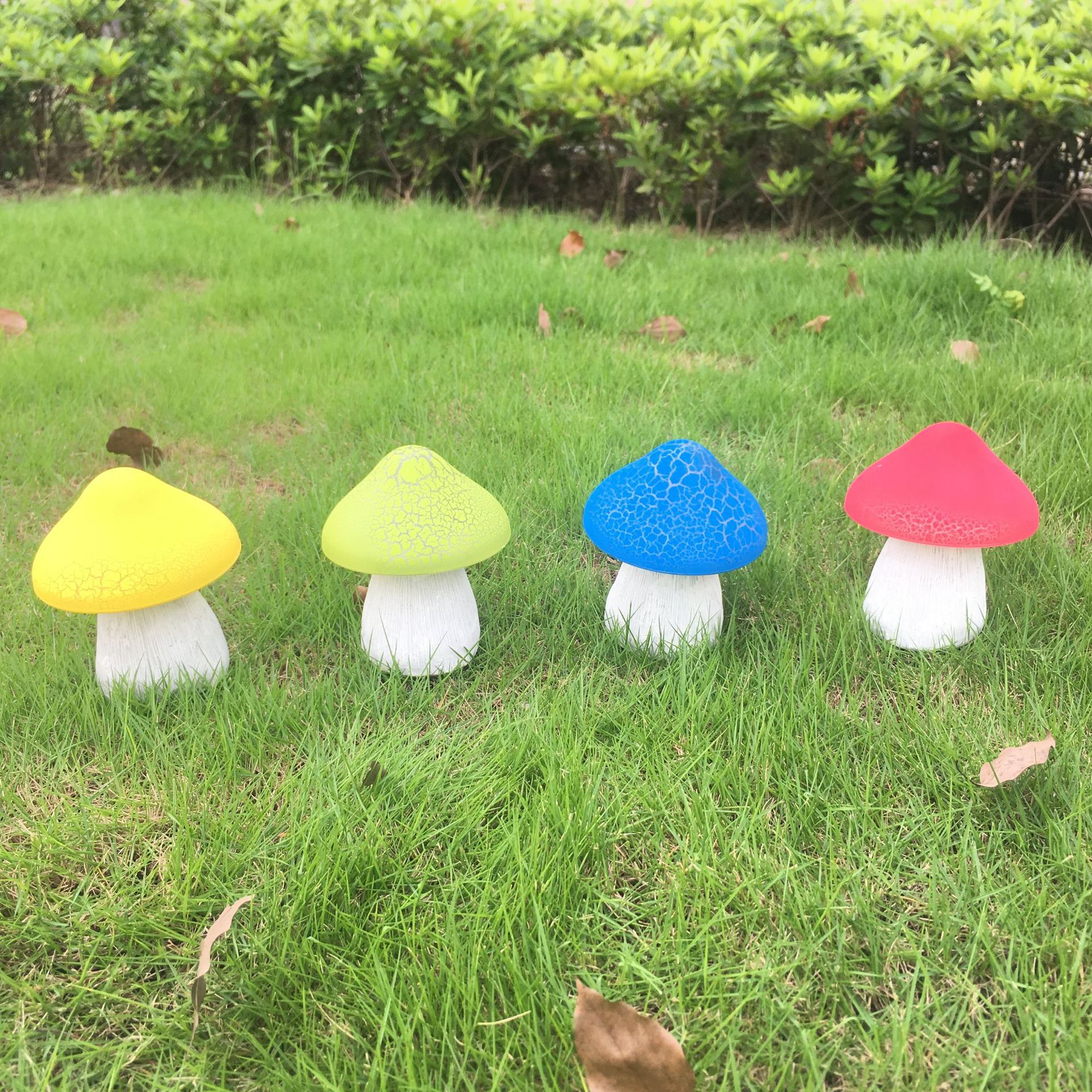 Outdoor solar resin mushroom lamp, garden decorative item lamp, balcony courtyard lawn lamp, landscape night light details Picture