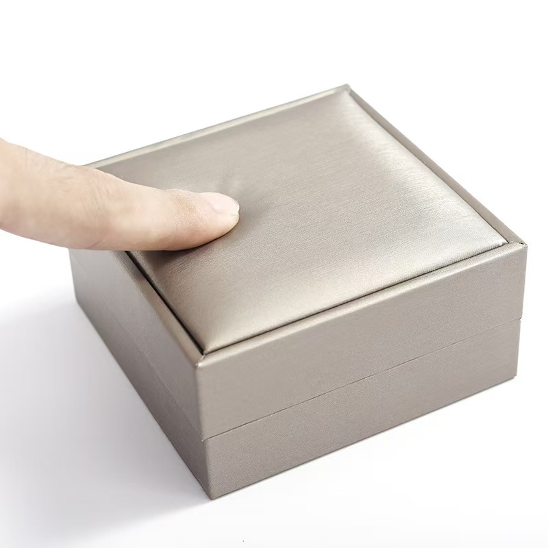 Fashionable and high-end jewelry and accessory packaging box, ring, pendant, earring, bracelet box, exquisite leather-filled set gift box, brushed leather ring box Application Scenario