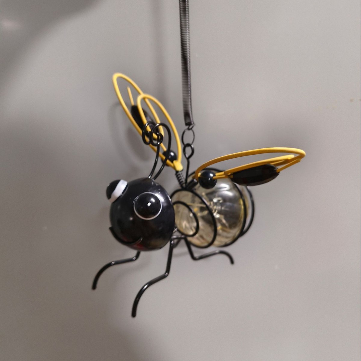Solar-powered garden lamp, creative simulation insect, outdoor waterproof garden hanging decoration, bee hanging iron art piece Application Scenario