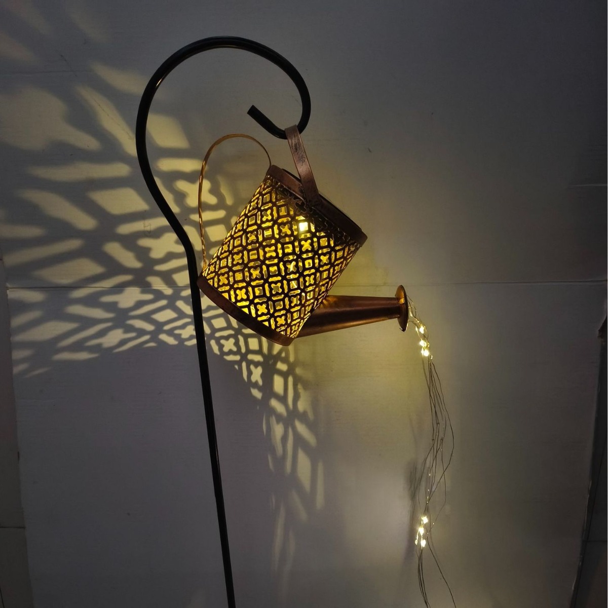 Solar-powered outdoor garden lamps, bamboo weaving wind lamps, rattan small lanterns, courtyard garden Chinese-style retro hanging lamps, lawn lamps Application Scenario