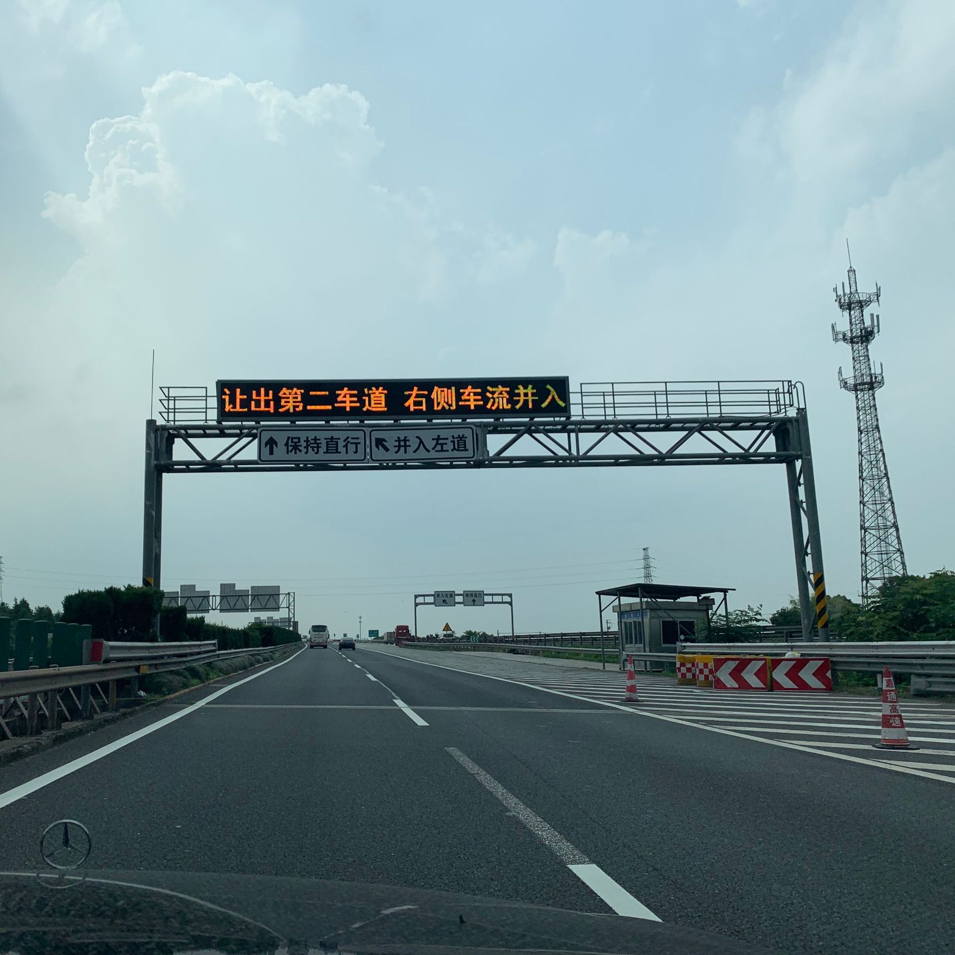 Highway display screen traffic monitoring pole manufacturer, outdoor cantilevered ETC height limit LED gantry frame details Picture