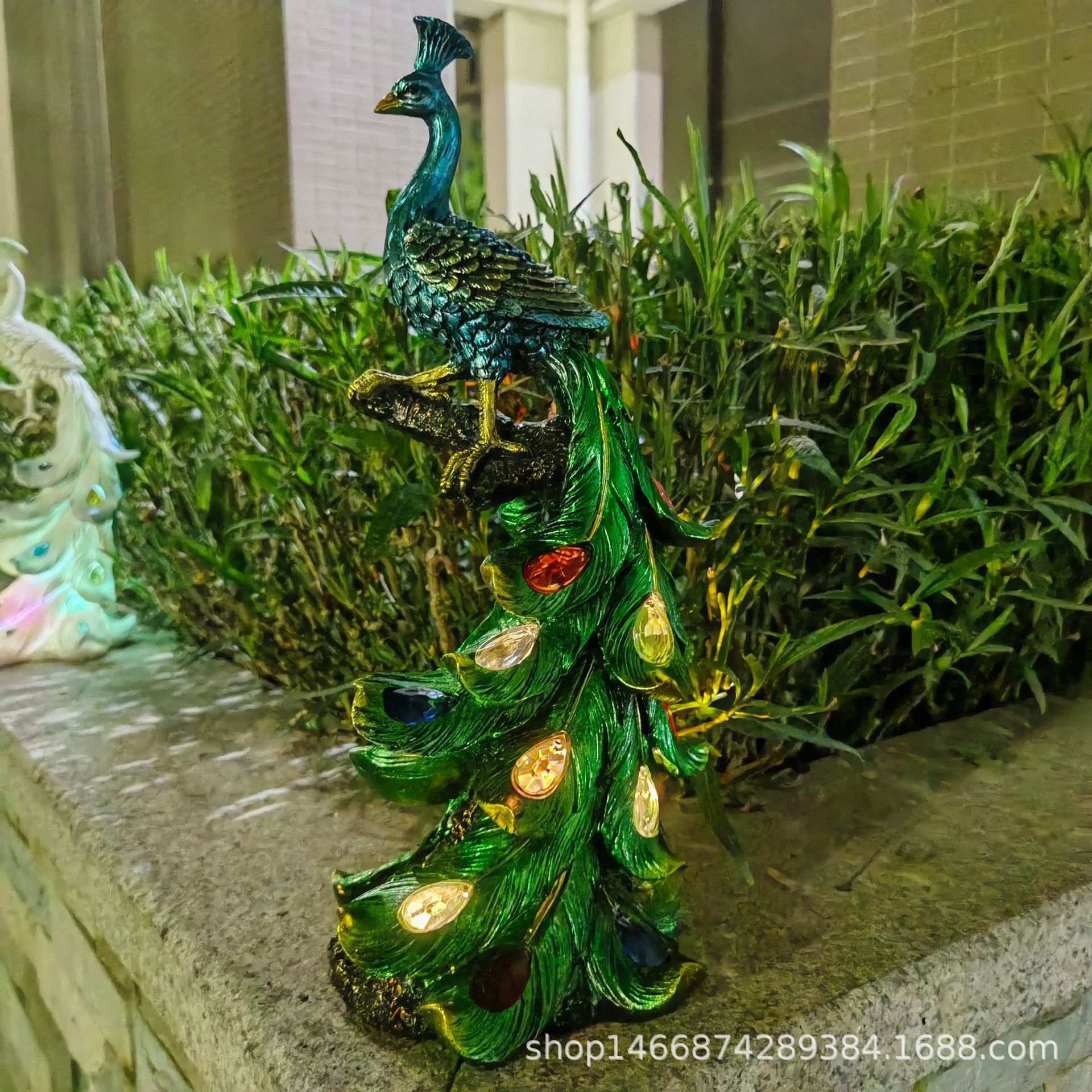 Solar-powered peacock statue lamp, creative and fashionable home, phoenix decoration, cross-border garden, courtyard, outdoor handicrafts Application Scenario