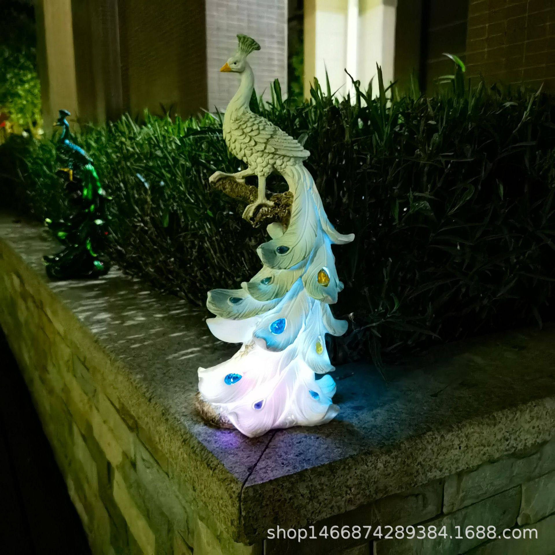 Solar-powered peacock statue lamp, creative and fashionable home, phoenix decoration, cross-border garden, courtyard, outdoor handicrafts full figure