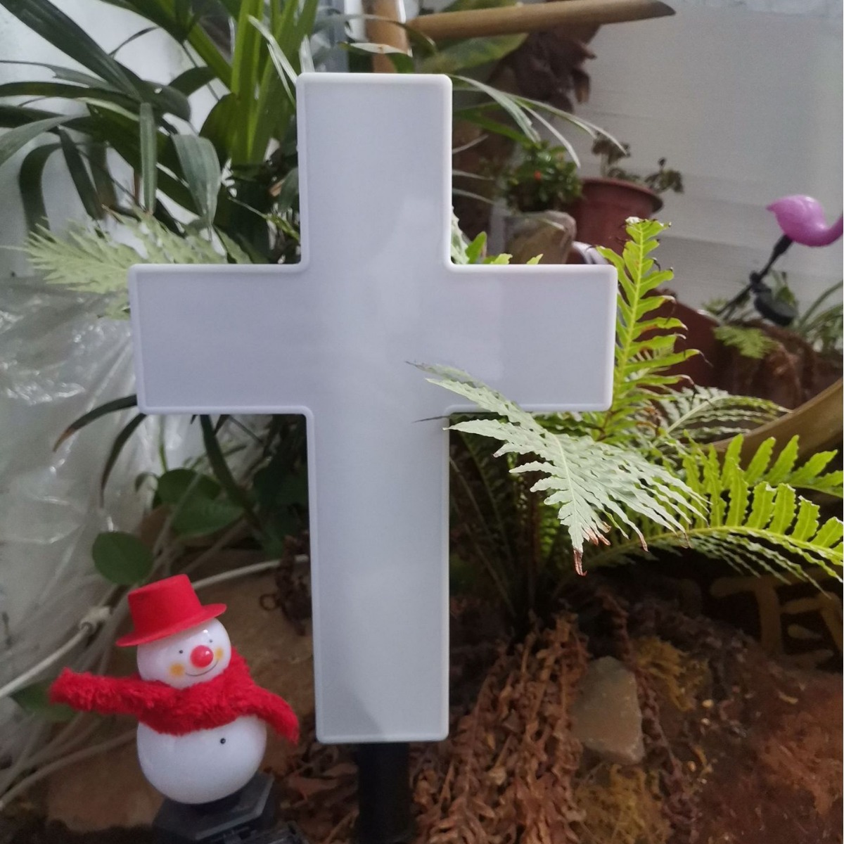 Amazon's new solar-powered cross cemetery lamp, a white plastic cross outdoor religious belief tombstone lamp Application Scenario