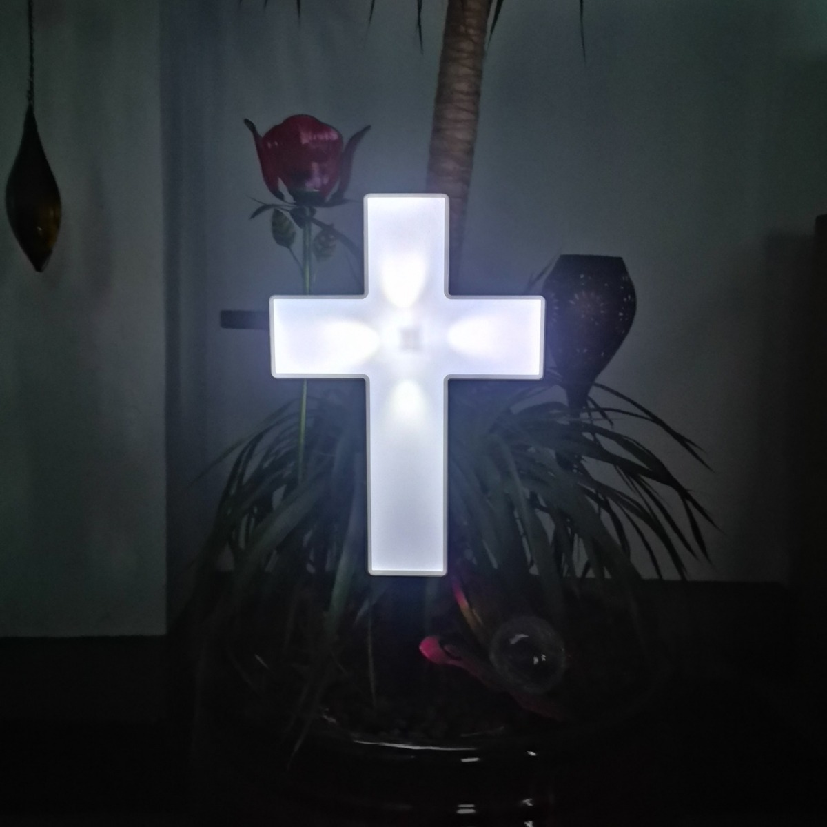 Amazon's new solar-powered cross cemetery lamp, a white plastic cross outdoor religious belief tombstone lamp Specification drawing