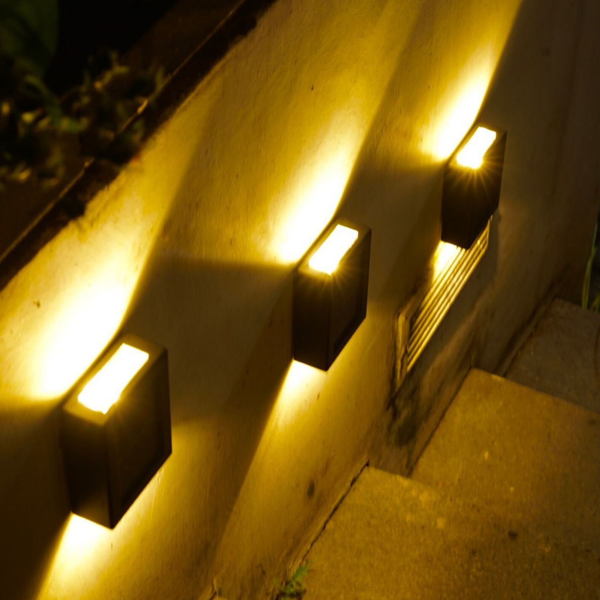Solar-powered wall lamps for outdoor garden and courtyard decoration, large-sized wall lamps that emit light up and down, and outdoor decorative wall lamps Application Scenario