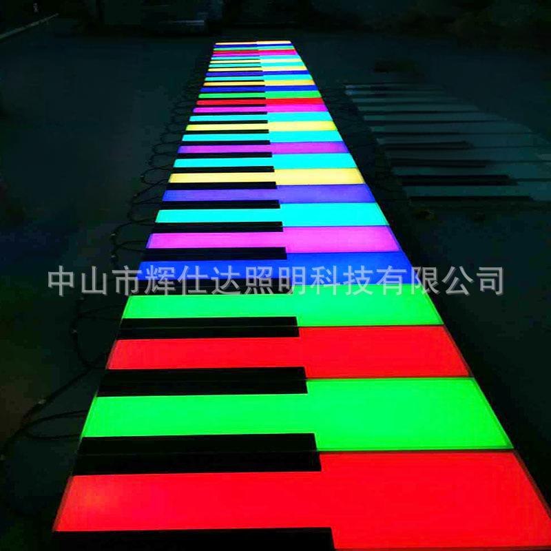 The popular check-in spot, the square park, features piano lights, piano keys, piano floor tiles, and floor pianos Application Scenario