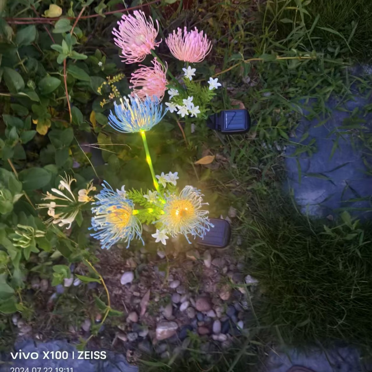 Outdoor solar-powered red spider lily garden decorative lanterns, waterproof and realistic sun-facing lanterns, garden lawn lights, ground insertion lights Application Scenario