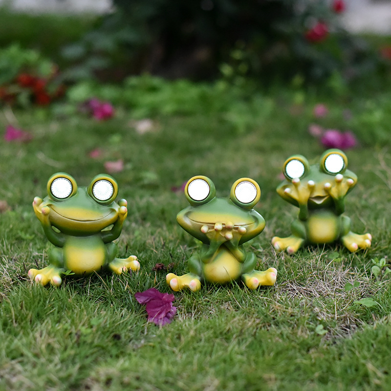 Amazon solar lamps, animal statues, simulation frog ornaments, outdoor resin handicrafts, courtyard and balcony decorations full figure