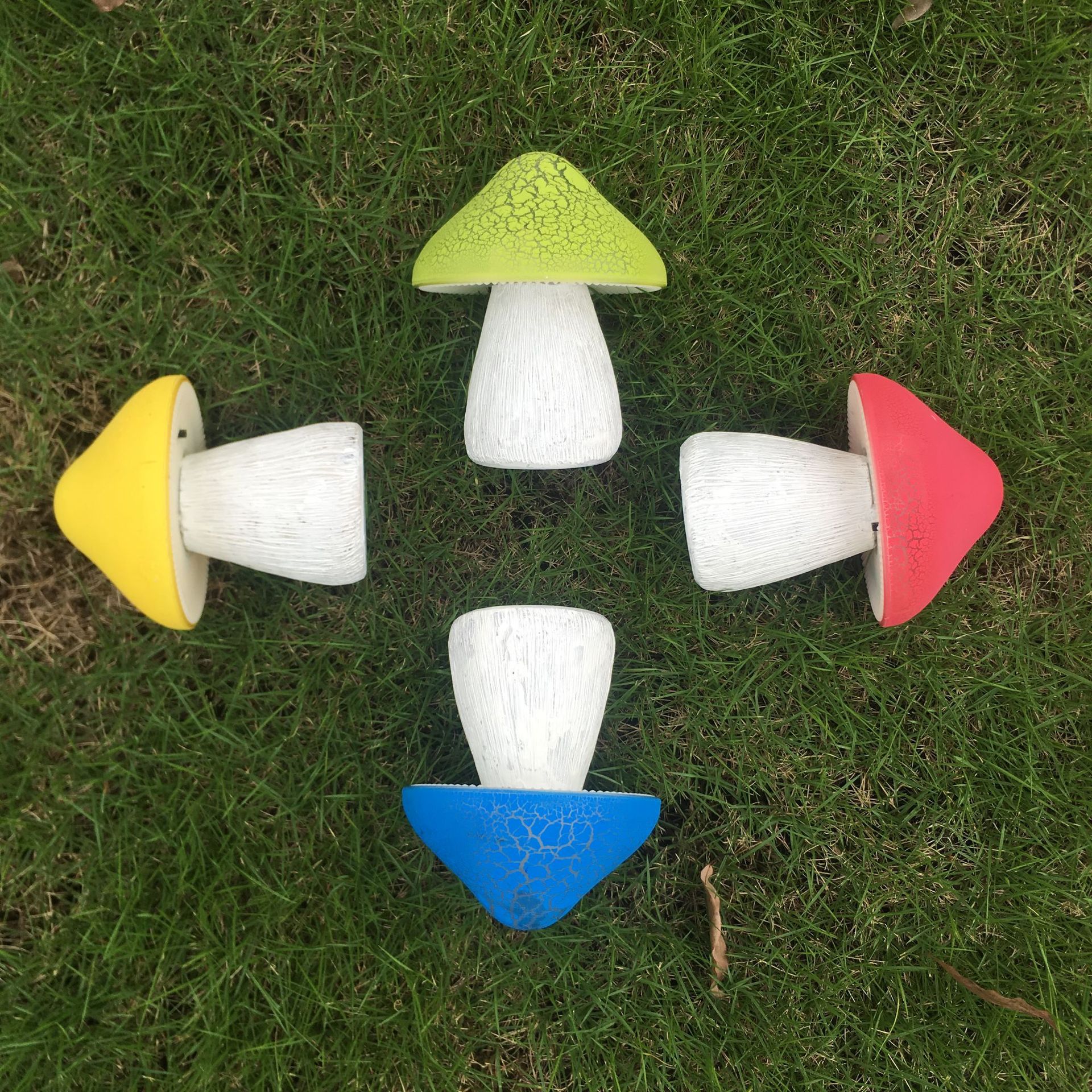 Outdoor solar resin mushroom lamp, garden decorative item lamp, balcony courtyard lawn lamp, landscape night light Application Scenario