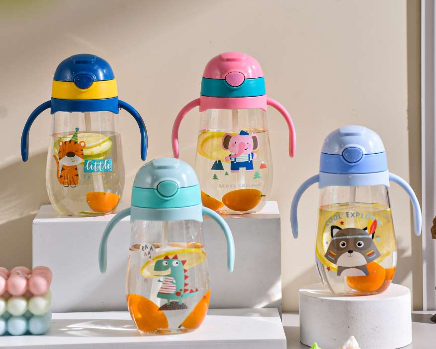 X102-305 Children's plastic cup with straw, heat-resistant and shock-resistant school drinking cup, portable for primary and secondary school students, anti-drop height
